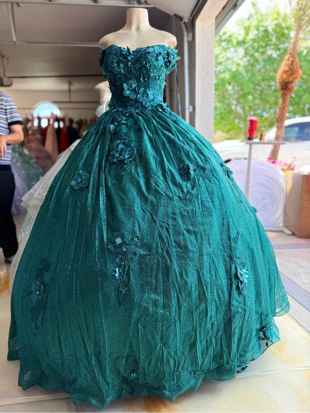 Stunning Emerald Green Quinceañera Dress / Prom Ball Gown - US Size 6